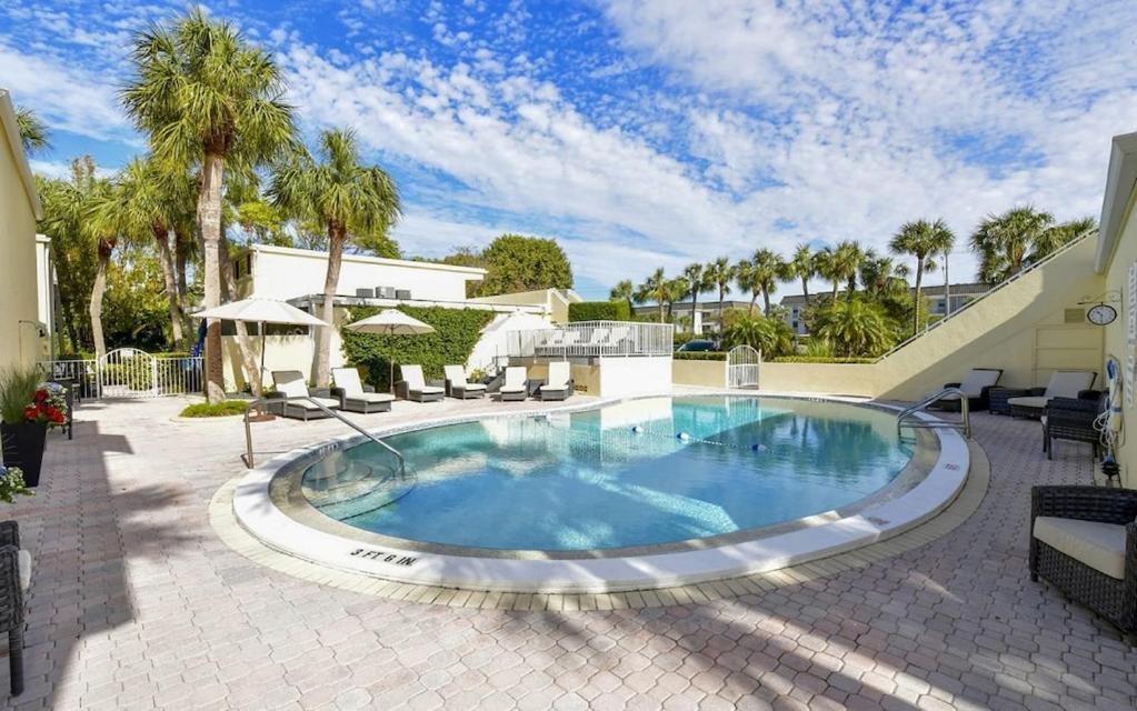 Laplaya 201C: Beachfront Corner Unit with Gulf Panorama Longboat Key Exterior photo